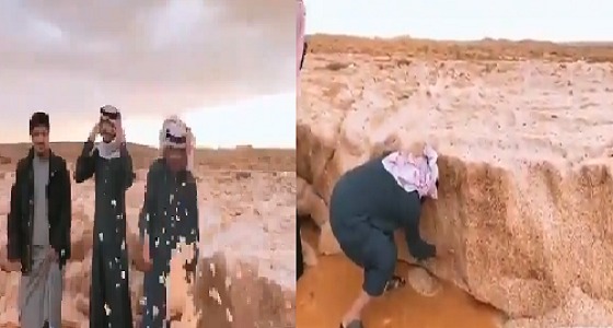 بالفيديو.. ارتفاع كتل البرد بدومة الجندل خلال فترة التقلبات الجوية