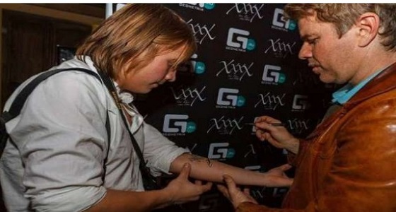 بالصور..طالب جامعي يعرض جلده في مزاد علني للبيع