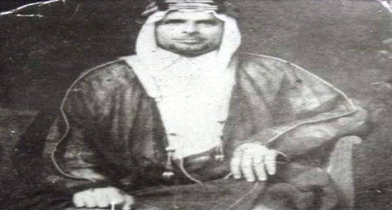 صورة نادرة لأول رئيس تونسي بالزي السعودي