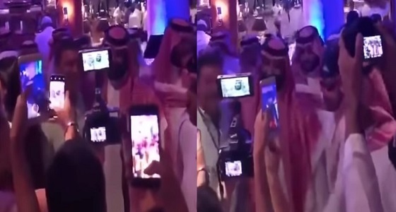 بالفيديو.. الأمير محمد بن سلمان يلبي طلبات شباب أبوظبي بالتقاط ” سيلفي “
