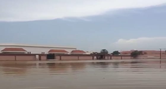 بالفيديو.. محيط الكلية الجامعية بالليث يمتليء بالماء في اليوم المقرر لاختبارات ” القياس “