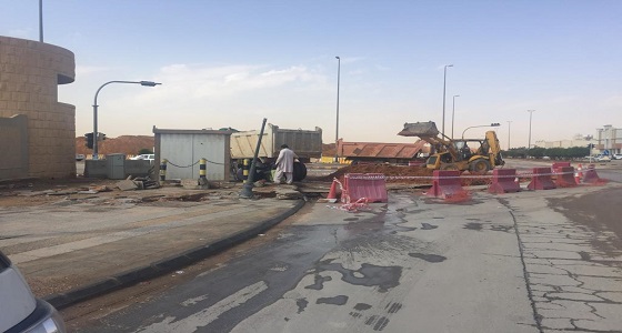 تفاعلًا مع ” صدى ” .. إصلاح طريق عام بالرياض بعد ابتلاعه شاحنة (صور)