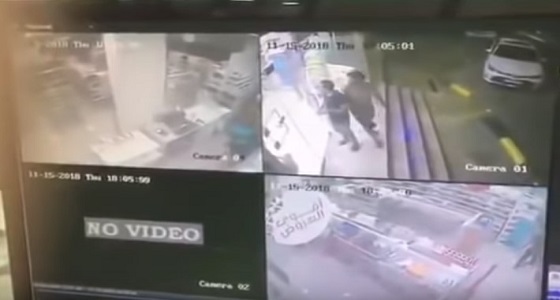 فيديو يوثق لحظة طعن الطبيب الصيدلي أثناء عمله في جازان