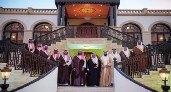 بالصور.. ولي العهد يلتقط صورة تذكارية في المكان الذي تواجد فيه الملك المؤسس بالبحرين