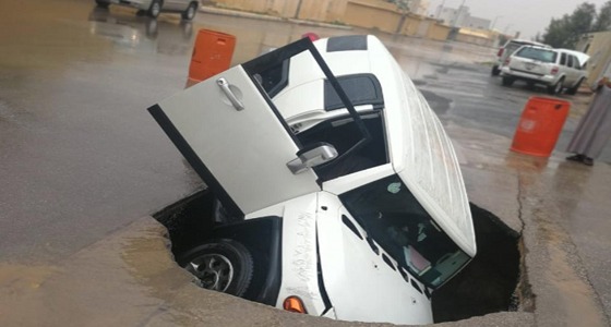 بالصور.. سقوط سيارة شاب في حفرة أثناء قيادته بالقصيم