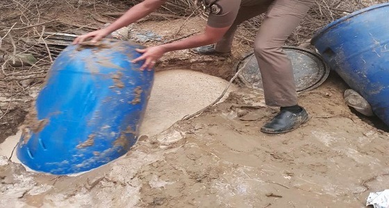 بالصور.. ضبط إفريقي يروج للعرق المسكر في المجاردة