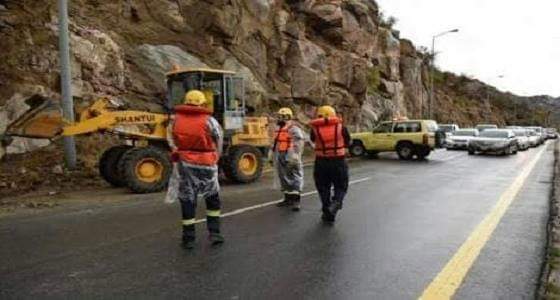 مدني الطائف يفك احتجاز 9 سيارت إثر هطول الأمطار