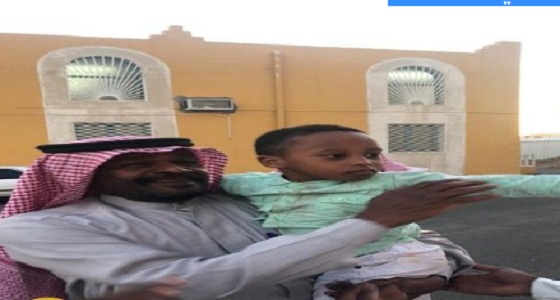 شرطة خميس مشيط تعيد الطفل “ أمير مسرحي ” لوالده بعد اختطافه