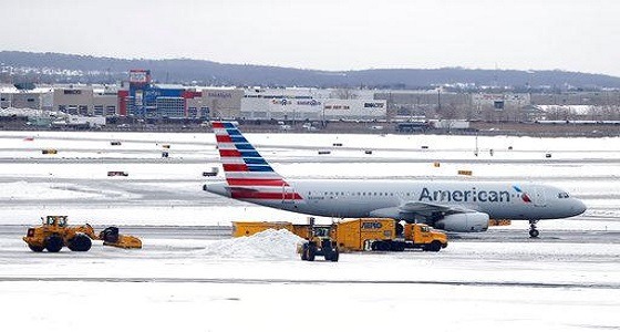 بالصور.. إلغاء 1240 رحلة جوية بسبب عاصفة ثلجية بأمريكا