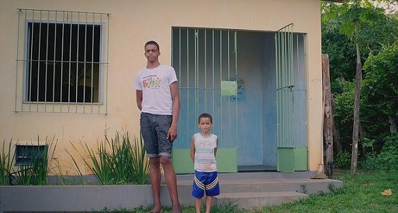 بالصور.. خلل في النمو يدخل مراهق قائمة أطول الأشخاص في العالم