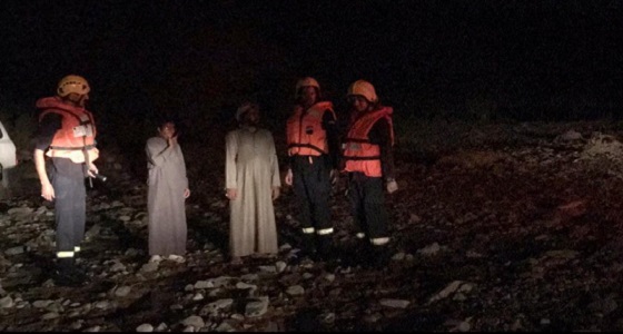 بالفيديو.. مدني الباحة ينقذ حياة عائلة عددها 11 مواطنًا حاصرتهم سيول العقيق