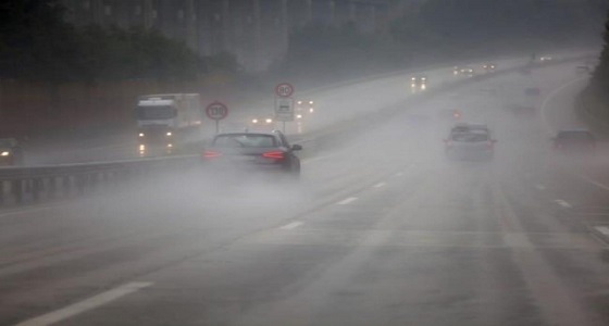 تحذير لقائدي المركبات على طريق الدمام- الرياض بسبب التقلبات الجوية