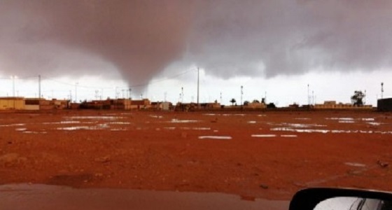 بالفيديو والصور.. إعصار قمعي يظهر في قرية الخشيبي شرق رفحاء