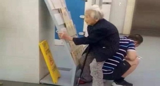 فيديو..رجل ينحني ليجلس أمه على ظهره ويثير المشاعر بـ”مواقع التواصل”