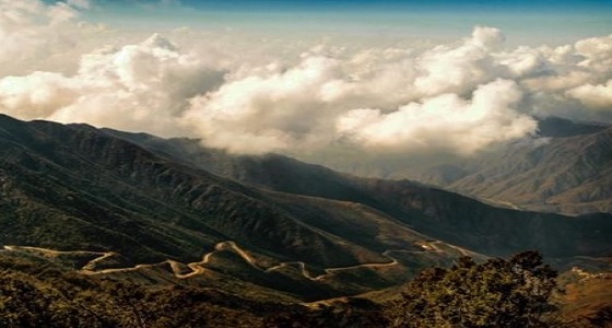 بالصور.. جبال عسير تشكل من الطبيعة لوحات فينة رائعة