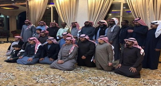 بالصور.. عائلة بحائل تودع عامل هندي لقراره الرحيل بعد 35 عام