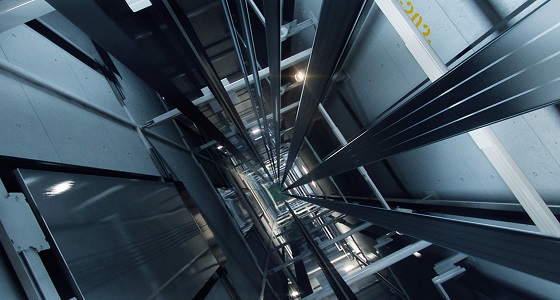 موقف مرعب.. مصعد بناطحة سحاب يهوي بركابه 80 طابقا