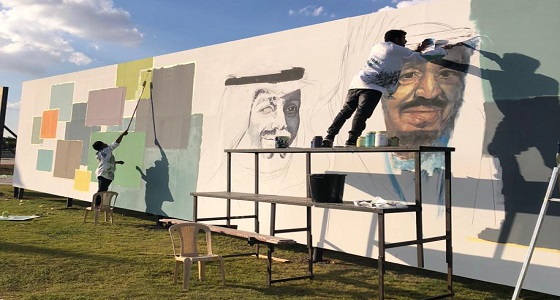 بالصور.. 20 فناناً وفنانة بتبوك يرسمون أكبر جدارية ابتهاجاً بخادم الحرمين