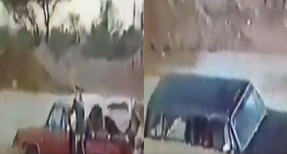 بالفيديو.. أقدم عملية إنقاذ عائلة من سيول شعيب غيلانة بالرياض