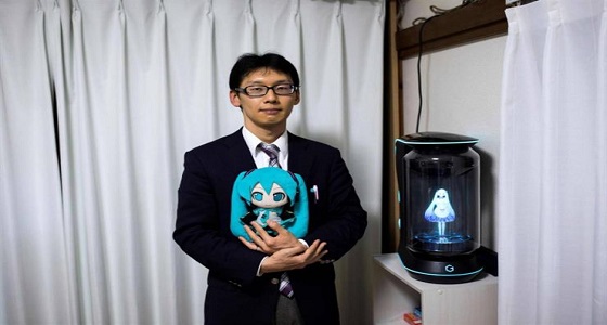 شاب ياباني يتزوج من دمية ثلاثية الأبعاد