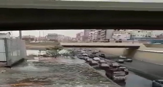 بالصور.. إغلاق المسار الشرقي بنفق الملك فهد وإعادة فتحه بعد سحب المياه