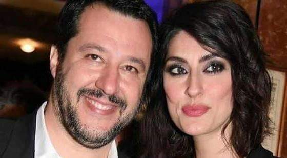 مذيعة شهيرة تتعرض لانتقادات لاذعة بعد نشرها صورة حميمة تجمعها بوزير إيطالي