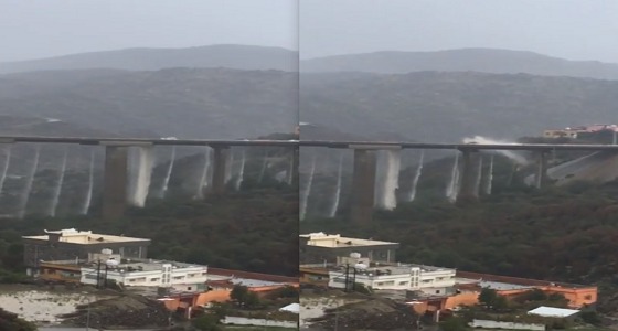 بالفيديو..الأمطار ترسم لوحة فنية من أعلى كوبري ” عيص الباحة “