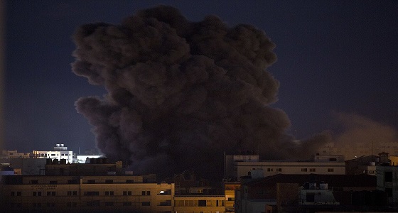 بالصور..طيران الاحتلال يستهدف مبنى سكنيًا بـ 11 صاروخًا