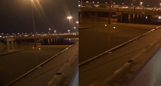بالفيديو.. الأمطار تغلق النفق أمام بوابة رقم 1 بمدينة الملك عبدالعزيز بالحرس الوطني
