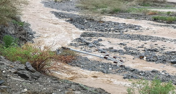بالفيديو.. إنقطاع التيار الكهربي عن ” قراض السوحة ” لسقوط عمود إنارة بسيول أضم
