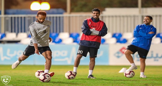بالصور.. الهلال ينهي تحضيراته للقاء الفيصلي غدًا