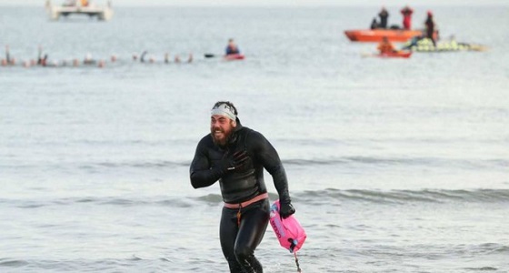 157 يوما بالماء تدخل مغامرا التاريخ برقم قياسي