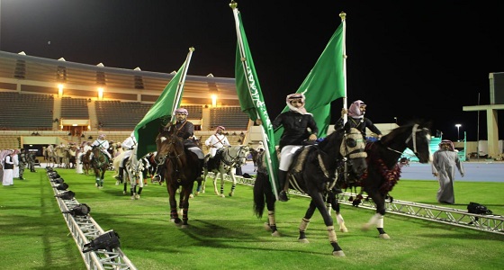 بالفيديو والصور.. خيالة تبوك يجهزون خيولهم بالأعلام والبيارق استعداداً لزيارة الملك