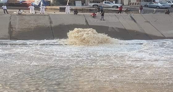 السيول تفجر قناة تصريف بمكة..  وهلع بين المارة