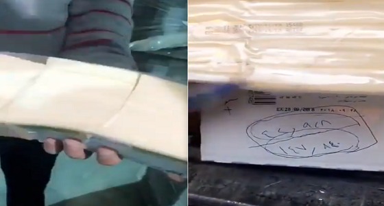 بالفيديو.. طريقة مسح وتزوير صلاحية عبوات الجبن بمستودع في الرياض