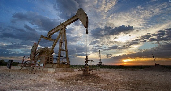 استقرار النفط في سوق هابطة مع ارتفاع الإمدادات وضعف آفاق الطلب