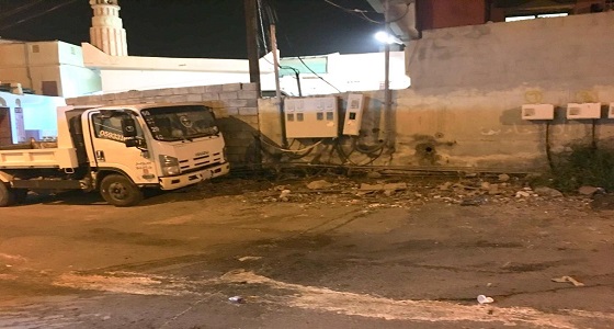 بالصور.. مواطنون يشتكون تجاوزات شاحنة بلدية الداير