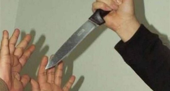  لشكه في تصرفاتها.. وافد يطعن زوجته بالسكين وينتحر