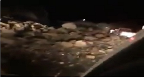 بالفيديو.. انهيارات صخرية تعرقل الحركة جنوب تبوك