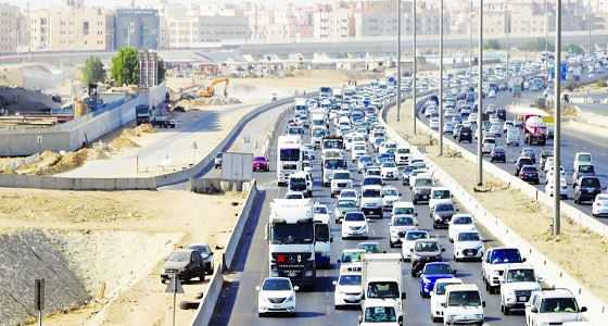كثافة بالحركة المرورية بطريق الحرمين في جدة إثر اصطدام شاحنتين