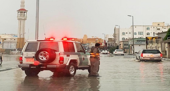 بالصور.. هطول أمطار غزيرة على الطائف.. والمرور يحذر السائقين