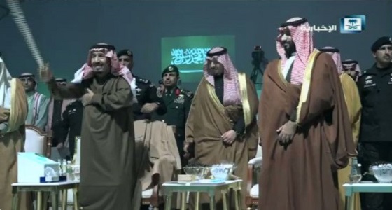 بالفيديو.. خادم الحرمين الشريفين يتفاعل مع العرضة السعودية خلال حفل الحدود الشمالية