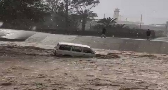 بالفيديو.. السيول تجرف سيارة مواطن في تبوك