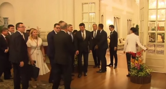 فيديو.. إحراج وزير خارجية روسيا في سنغافورة على الغداء بسبب المراسم