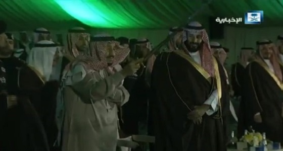 بالفيديو.. خادم الحرمين الشريفين يتفاعل مع العرضة السعودية خلال حفل تبوك