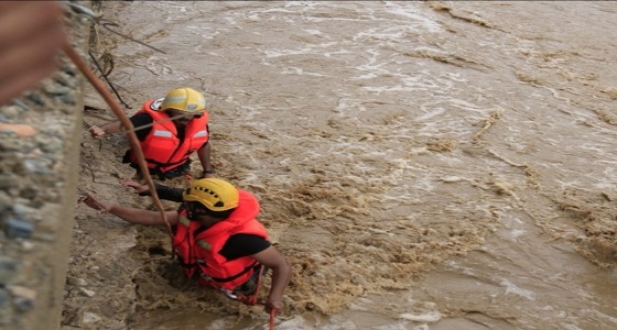 مدني مكة ينتشل جثة طفلين غرقا في وادي عمير بسبب الأمطار الغزيرة