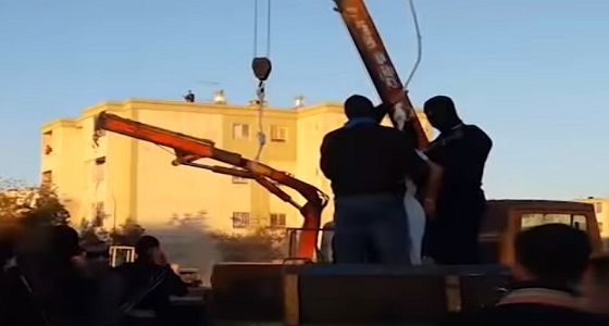 بالفيديو.. إعدام معارضي النظام الإيراني بمشانق على الرافعات في وضح النهار