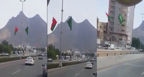 شاهد.. شوارع مكة المكرمة تتزين بالعلمين السعودي والعماني احتفالاً باليوم الوطني للسلطنة