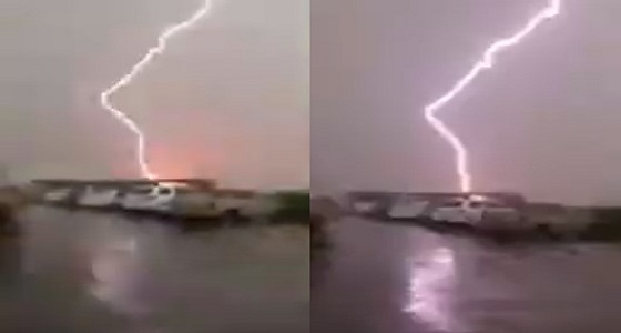 بالفيديو.. شخص يتفاجأ بصاعقة رعدية قوية أثناء تصويره الأمطار الغزيرة