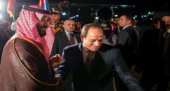 بالفيديو والصور.. الرئيس السيسي يستقبل ولي العهد في مطار القاهرة
